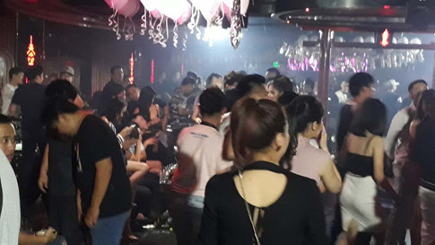  Quá bar có diện tích khoảng 100 m2 ngập trong khói shisha và bong bóng cười 