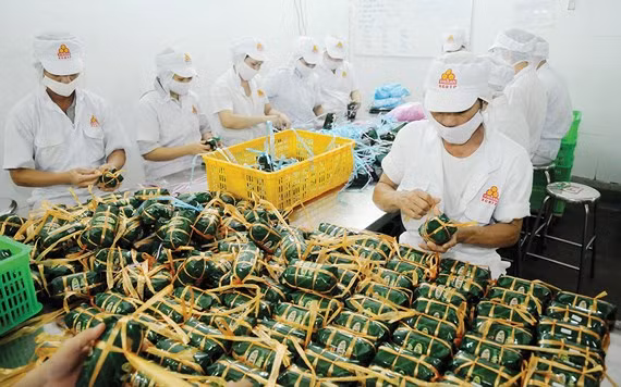 Sản xuất giò chả tại Công ty Vissan.