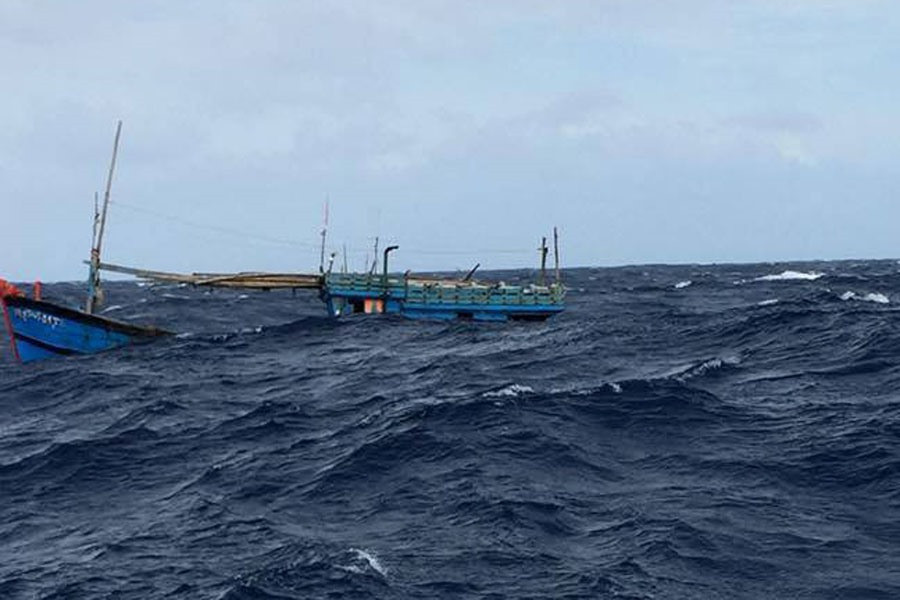 Tàu của ngư dân Bình Định đang chìm dần.