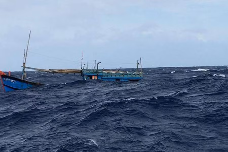 Tàu của ngư dân Bình Định đang chìm dần.
