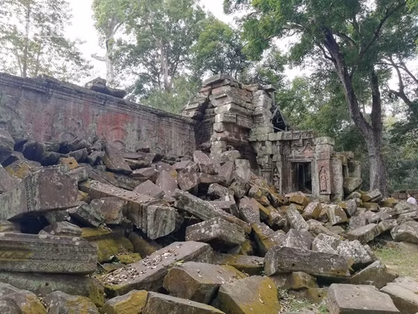 Sự lạnh lẽo bao trùm toàn bộ khu vực đền Bayon. Sự lạnh lẽo bao trùm toàn bộ khu vực đền Bayon.