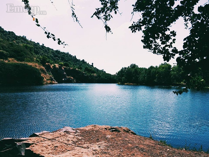 Tầm 3 tiếng đồng hồ, đỉnh núi sẽ hiện ra và có một hồ nước nhỏ xanh ở đó. Tầm 3 tiếng đồng hồ, đỉnh núi sẽ hiện ra và có một hồ nước nhỏ xanh ở đó.