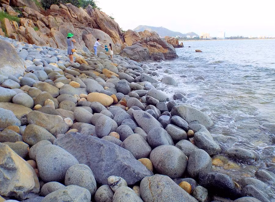 Bãi Ghềnh Ráng là một trong hai đầu của bãi biển Quy Nhơn