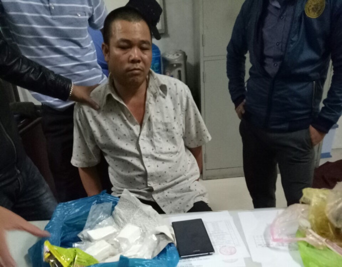 Đối tượng Liệt cùng tang vật được thu giữ. Đối tượng Liệt cùng tang vật được thu giữ.