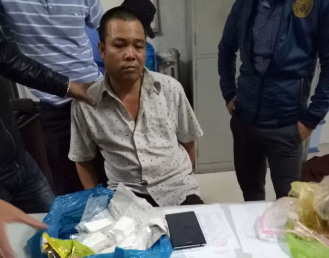 Đối tượng Liệt cùng tang vật được thu giữ.