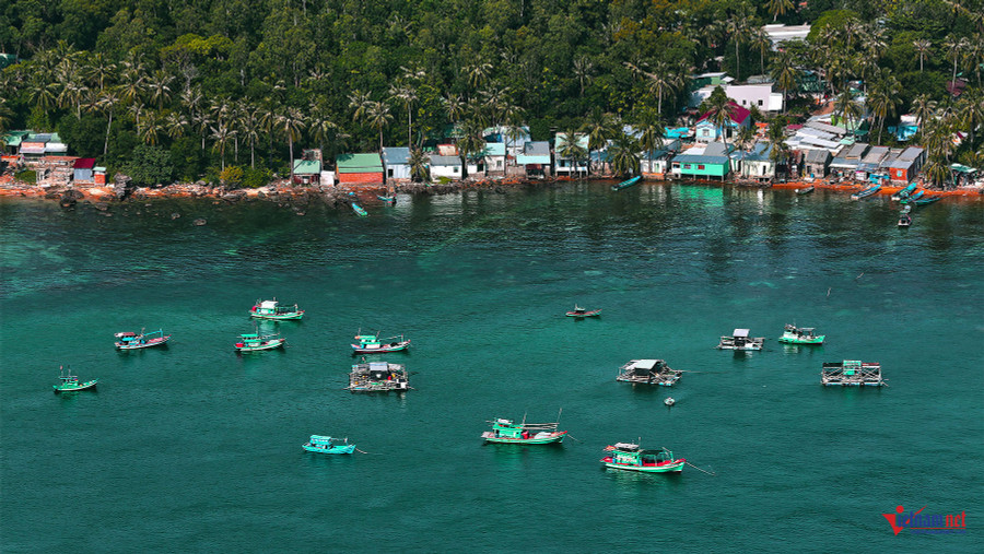 Làng chài ven đảo Hòn Dừa nhìn từ trên cao.