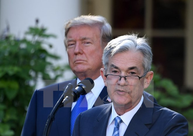 Ông Jerome Powell (phải) phát biểu tại Washington DC.