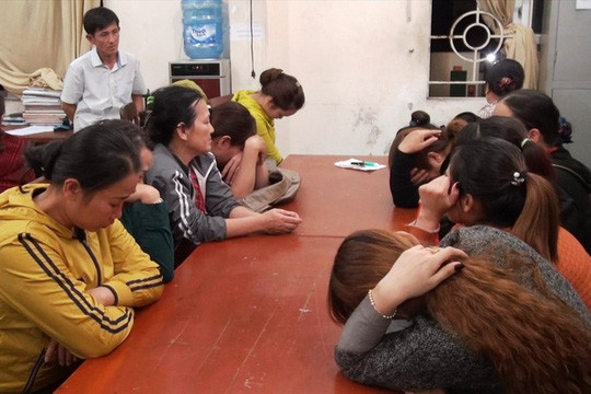 Các con bạc tại cơ quan công an. Các con bạc tại cơ quan công an.