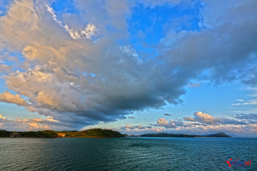 Cảnh bình minh ở mũi Ông Đội dễ làm mê hoặc lòng người. Điểm đặc biệt ở mũi Ông Đội đó là đứng ở nơi đây có thể chiêm ngưỡng được cả cảnh bình minh và hoàng hôn tuyệt đẹp trên biển.