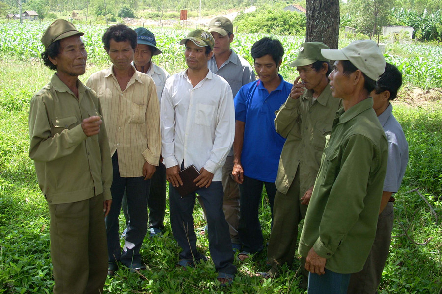 Cán bộ cơ sở tại Kông Chro bàn phương án tuyên truyền không để các hộ dân di cư tự do vào địa bàn phá rừng làm rẫy. Ảnh: T.N