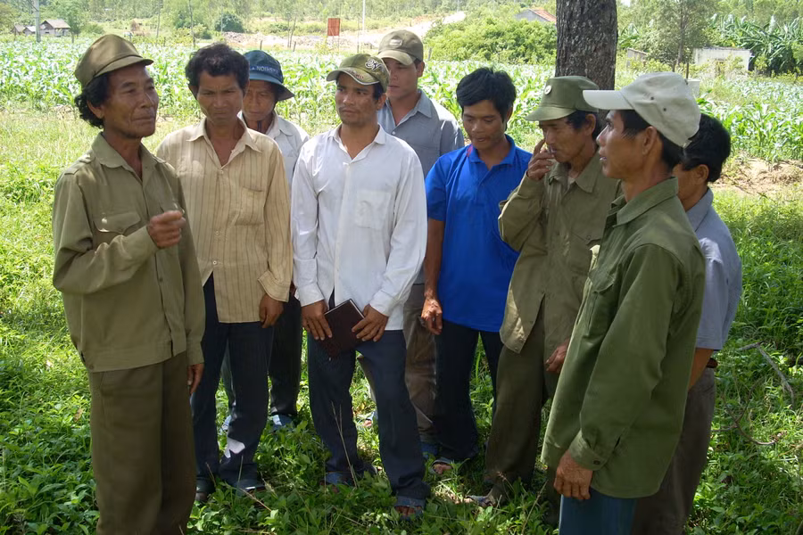 Cán bộ cơ sở tại Kông Chro bàn phương án tuyên truyền không để các hộ dân di cư tự do vào địa bàn phá rừng làm rẫy. Ảnh: T.N