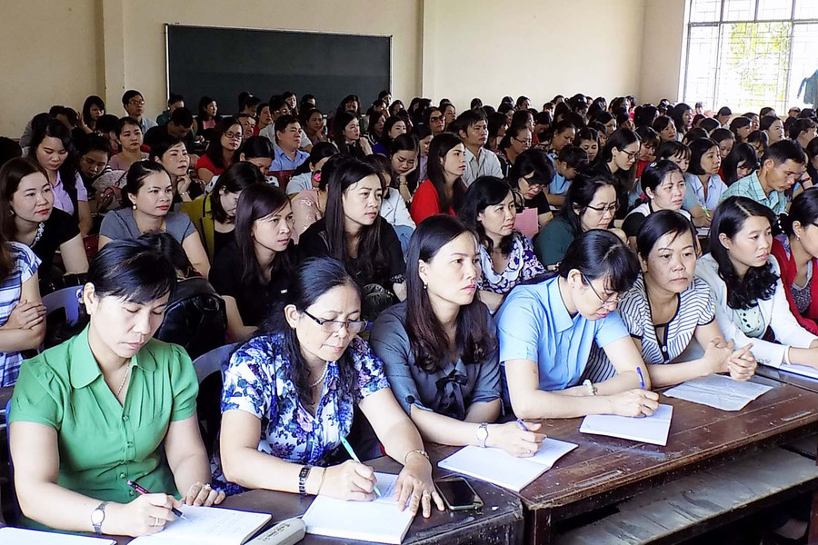 Đội ngũ giáo viên tham gia bồi dưỡng chuyên môn. Ảnh: T.N