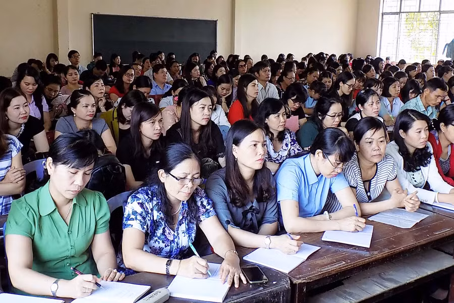 Đội ngũ giáo viên tham gia bồi dưỡng chuyên môn. Ảnh: T.N