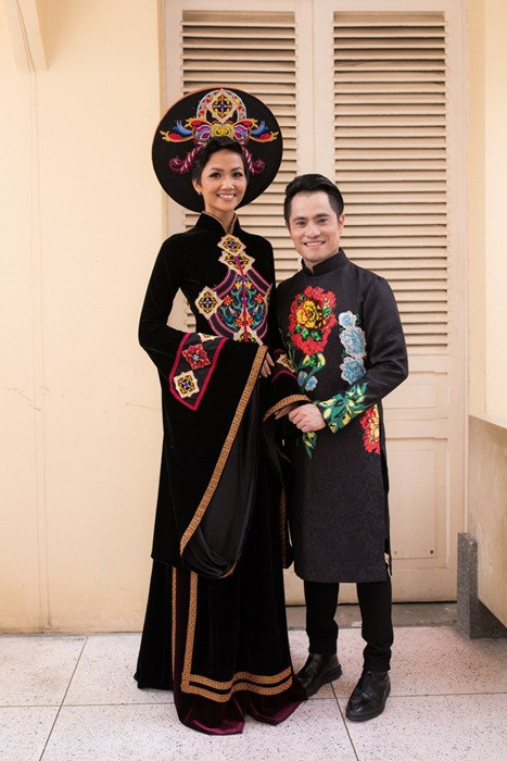 Cô diện thiết kế áo dài đặc biệt của NTK Nhật Dũng.