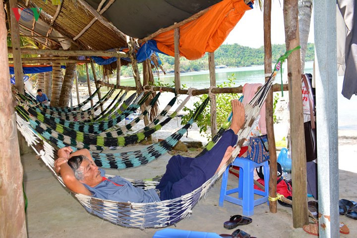 Khi mệt du khách có thể nghỉ tại các quán võng ven biển.