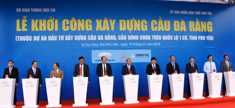 Thủ tướng Nguyễn Xuân Phúc, Thứ trưởng Lê Đình Thọ, lãnh đạo các Bộ ngành TƯ, tỉnh Phú Yên, Ban QLDA Thăng Long nhấn nút khởi công xây dựng cầu Đà Rằng.