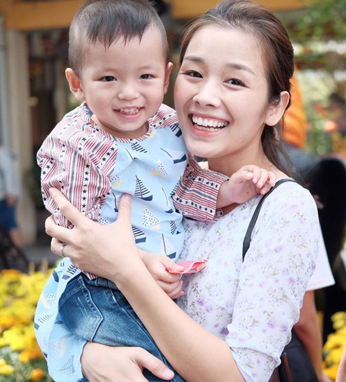 Linh và con trai. Linh và con trai.