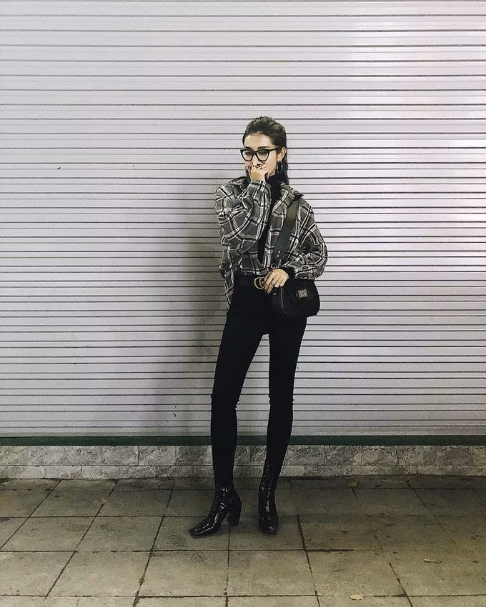 Á hậu Huyền My chọn cách nhét một phần vạt trước của áo sơ mi kẻ để lộ chiếc thắt lưng hot trend. 