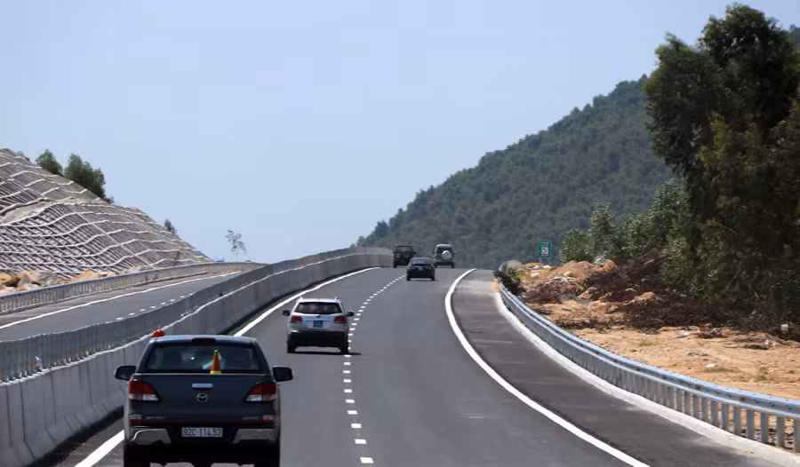 Cao tốc Đà Nẵng - Quảng Ngãi dự kiến thông tuyến toàn bộ trong năm 2018. Cao tốc Đà Nẵng – Quảng Ngãi dự kiến thông tuyến toàn bộ trong năm 2018.