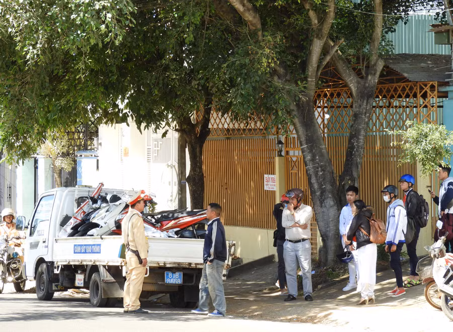 Công an thành phố xử lý các trường hợp vi phạm trật tự an toàn giao thông. Ảnh: T.N