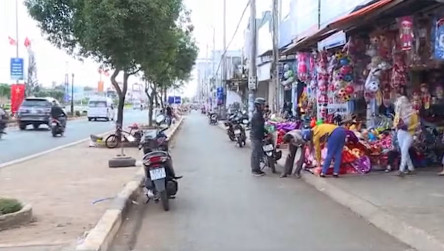 Một đoạn đường gom vừa hoàn thành và đưa vào sử dụng. Ảnh: Vũ Cúc