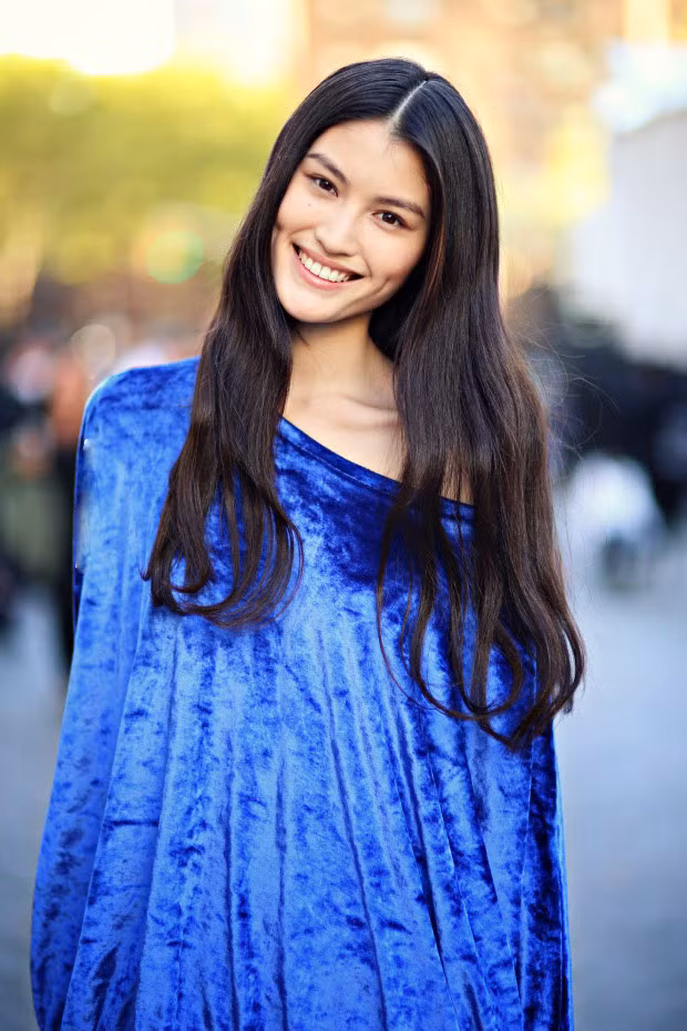  Sui He là gương mặt quen thuộc trong các show diễn của Victoria’s Secret từ năm 2011 đến nay. Cô cũng được xem như chân dài châu Á thứ 2 gia nhập thương hiệu nội y sau siêu mẫu Liu Wen. 