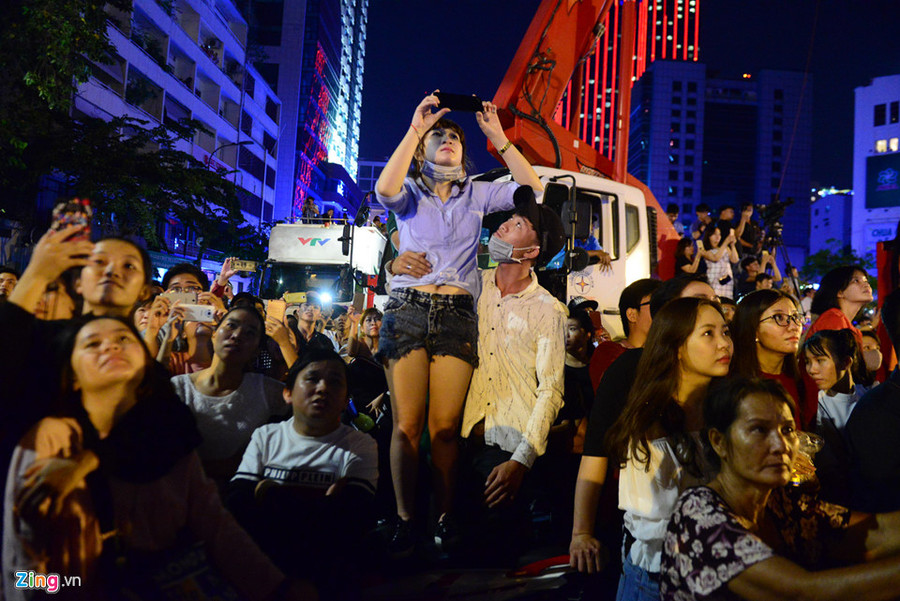 Người dân và du khách thi nhau ghi lại những khoảnh khắc đẹp nhân dịp năm mới.