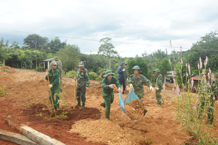 Cán bộ, chiến sĩ lực lượng vũ trang tỉnh san lấp mặt bằng sân Nhà văn hóa làng Đê Pra (xã Đak Sơ Mei, huyện Đak Đoa). Ảnh: Phan Dũng Cán bộ, chiến sĩ lực lượng vũ trang tỉnh san lấp mặt bằng sân Nhà văn hóa làng Đê Pra (xã Đak Sơ Mei, huyện Đak Đoa). Ảnh: Phan Dũng