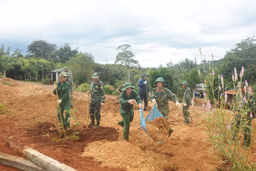 Cán bộ, chiến sĩ lực lượng vũ trang tỉnh san lấp mặt bằng sân Nhà văn hóa làng Đê Pra (xã Đak Sơ Mei, huyện Đak Đoa). Ảnh: Phan Dũng