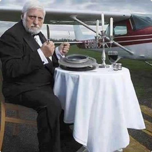  Ông Michel Lotito có thể “ăn cả thế giới”, từ cao su đến kim loại, thủy tinh…