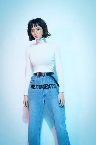 Bên cạnh đó, Hiền Hồ không chỉ được yêu thích bởi giọng ca đầy nội lực mà còn nhờ gu thời trang, phong cách cực chất trong đời thường.