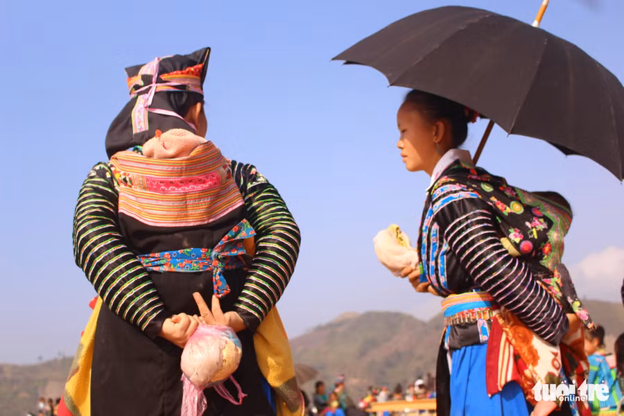  Em bé ngoan ngoãn ngủ trên lưng mẹ là hình ảnh dễ bắt gặp khi đặt chân đến các rẻo cao phía Bắc