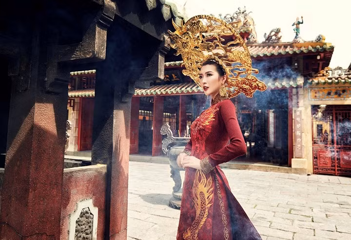 Là đơn vị được đặt niềm tin vào việc đảm nhiệm thực hiện bộ trang phục, NTK Phạm Sĩ Toàn đã chọn hình tượng con rồng (Linh vật thuộc bộ tứ linh) và cũng là biểu tượng cho vùng đất Châu Á làm cảm hứng sáng tạo. Là đơn vị được đặt niềm tin vào việc đảm nhiệm thực hiện bộ trang phục, NTK Phạm Sĩ Toàn đã chọn hình tượng con rồng (Linh vật thuộc bộ tứ linh) và cũng là biểu tượng cho vùng đất Châu Á làm cảm hứng sáng tạo.