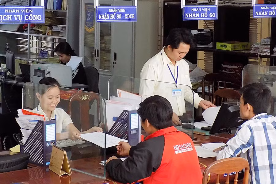  Giải quyết thủ tục hành chính tại Sở Kế hoạch và Đầu tư. Ảnh: T.N