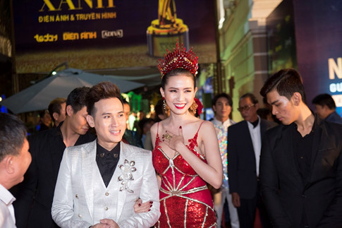 Trang phục cắt xẻ quá táo bạo nên người đẹp liên tục dùng tay che vòng một. Trang phục cắt xẻ quá táo bạo nên người đẹp liên tục dùng tay che vòng một.