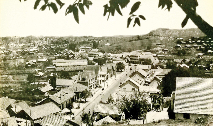 Đường Phan Đình Phùng (Đà Lạt) những năm đầu thập niên 1950 của thế kỷ 20 với những căn nhà cao nhất là 2 tầng. Đường Phan Đình Phùng (Đà Lạt) những năm đầu thập niên 1950 của thế kỷ 20 với những căn nhà cao nhất là 2 tầng.