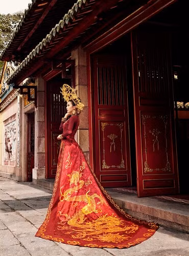 Theo người đẹp, chọn Quốc phục chiếc áo dài là “đúng chuẩn” truyền thống của văn hóa Việt, vừa thể hiện được rõ nhất văn hóa bản sắc Việt Nam vừa là bộ trang phục tôn dáng và dễ thể hiện nhất trên sân khấu hay trong các buổi photoshoot.