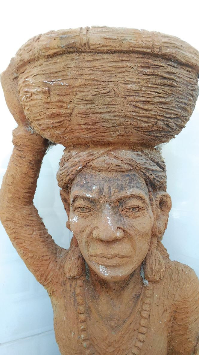 Khuôn mặt Bà mẹ Chăm từ bàn tay anh Nắng. Khuôn mặt Bà mẹ Chăm từ bàn tay anh Nắng.