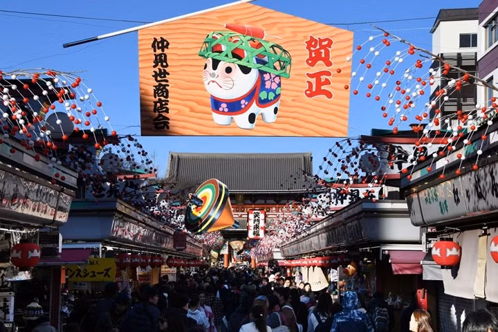 Hình ảnh chú chó được treo ở khu phố mua sắm Nakamise, phía trước lối vào đền Sensoji, Tokyo, Nhật Bản.