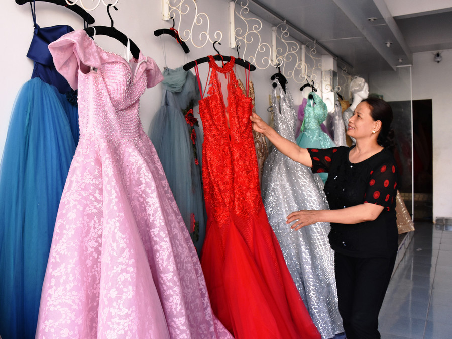 Cô Lê Thị Chuyên với tiệm áo cưới của mình. Ảnh: Mai Ka