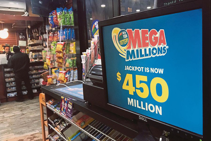  Biển quảng cáo xổ số Mega Millions tại một cửa hàng ở thành phố New York, Mỹ - Ảnh: REUTERS