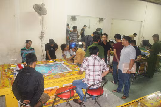  Hiện trường công an triệt phá vụ đánh bạc dưới hình thức game bắn cá (Ảnh: Báo Đồng Nai)