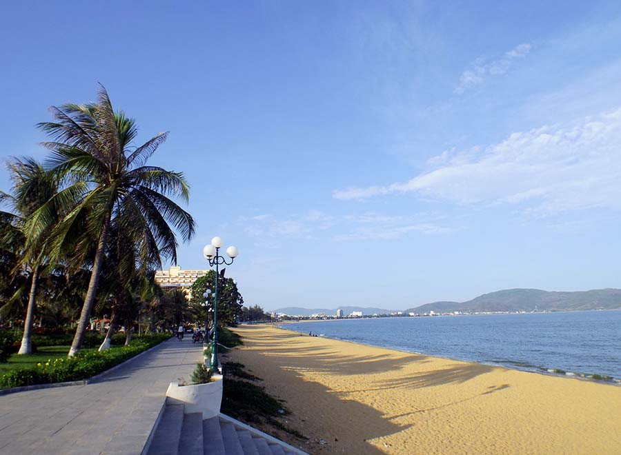 Biển Quy Nhơn cong cong mang dáng “vầng trăng khuyết”