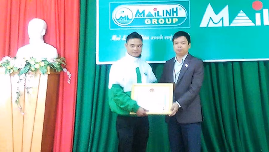 Giám đốc Sở Giao thông-Vận tải trao giấy khen cho tài xế Lê Thanh Sơn. Ảnh: Lê Lan