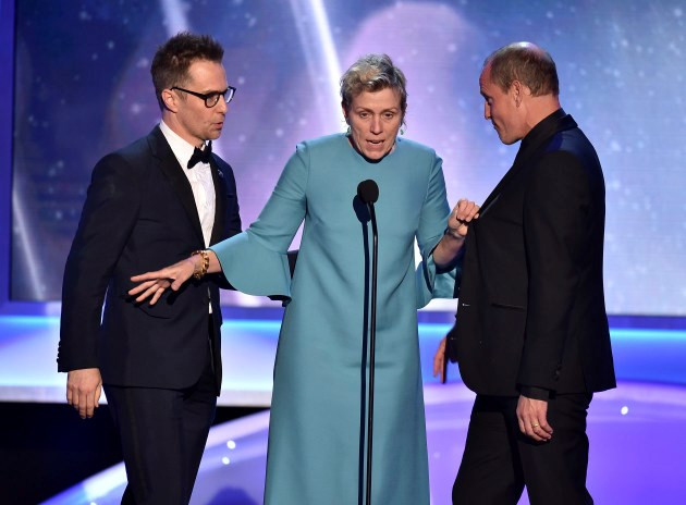 Sam Rockwell, Frances McDormand và Woody Harrelson tại lễ trao giải. (Nguồn: thejournal.ie) Sam Rockwell, Frances McDormand và Woody Harrelson tại lễ trao giải. (Nguồn: thejournal.ie)