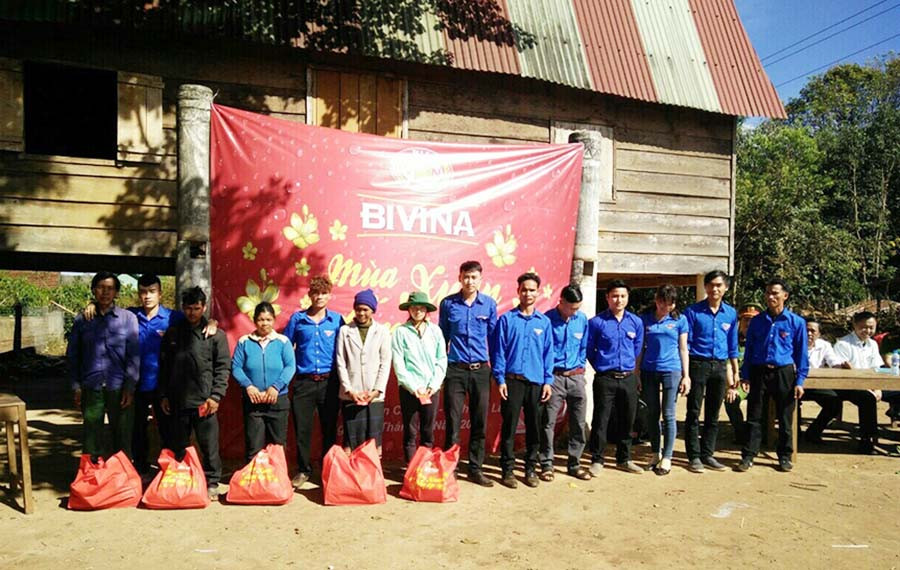  Chương trình đã tặng 125 suất quà cho bà con nghèo. Ảnh: Phương Vi