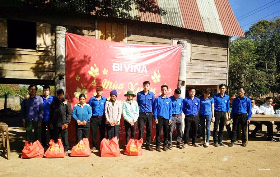  Chương trình đã tặng 125 suất quà cho bà con nghèo. Ảnh: Phương Vi