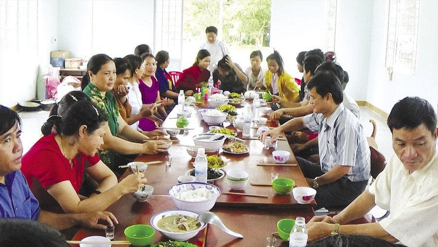 21 học sinh đặc biệt được xã Phước Cát chiêu đãi cơm trắng sau giờ khai giảng. 21 học sinh đặc biệt được xã Phước Cát chiêu đãi cơm trắng sau giờ khai giảng.