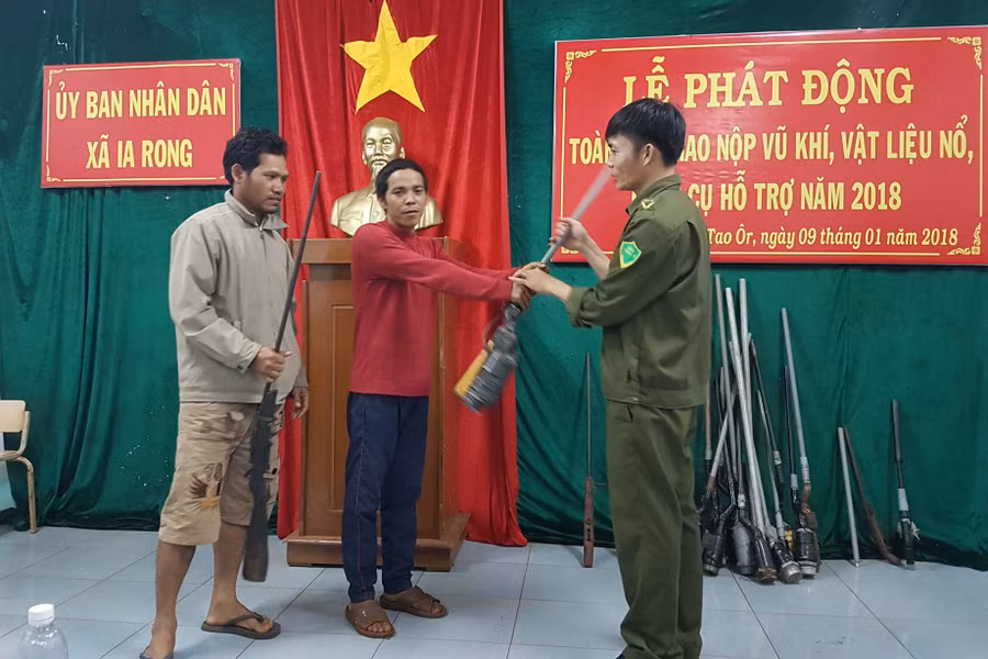 Người dân tự nguyện giao nộp súng tự chế cho Công an. Ảnh: L.T