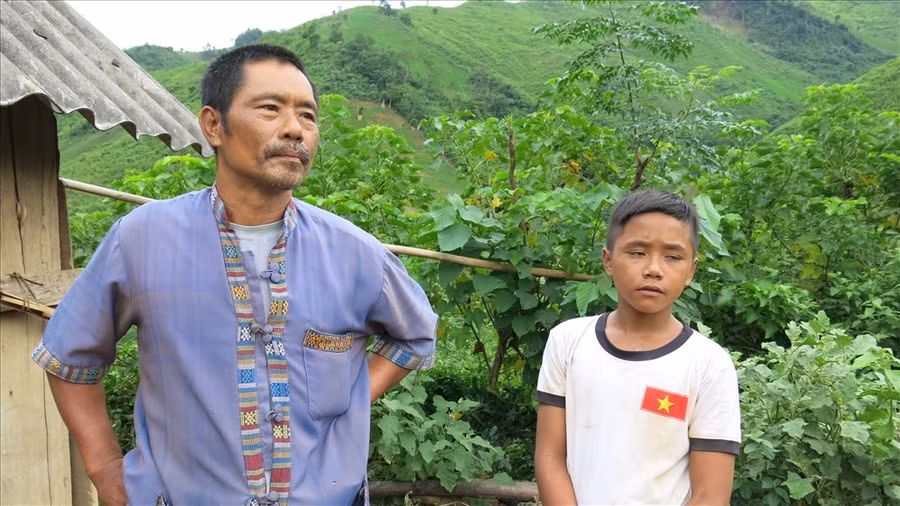 Cháu Ong, mới 12 tuổi đã bị bán đi làm nô lệ nổ mìn, đào đãi vàng.